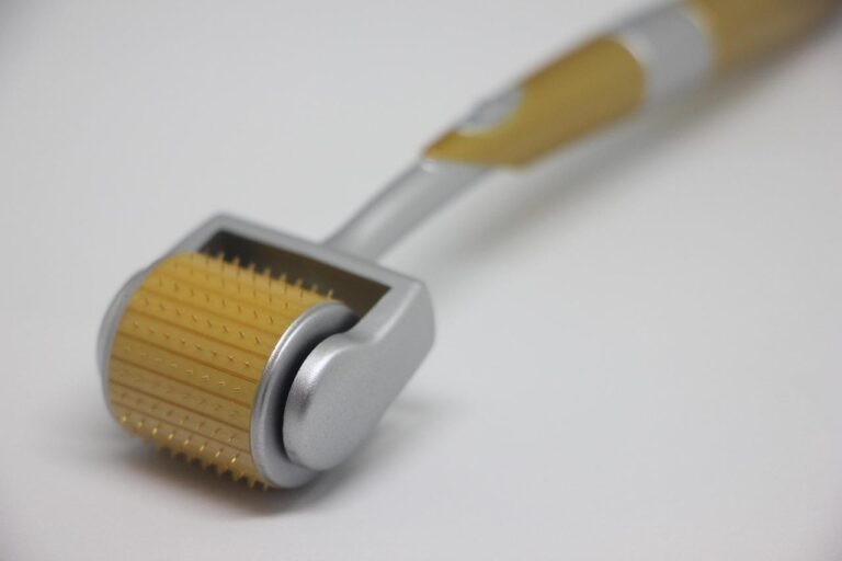Home Microneedling behandeling voor huidverbetering met naaldjes die collageen stimuleren