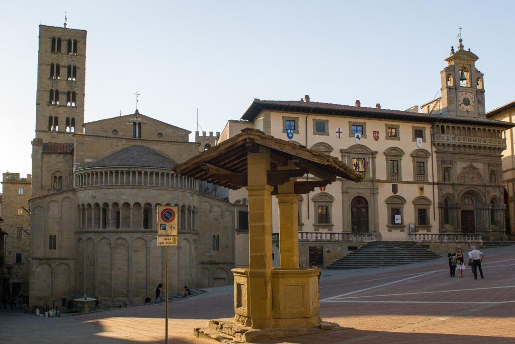 Historische Piazza Grande in Arezzo omringd door middeleeuwse gebouwen, ideaal tijdens je Toscane trip